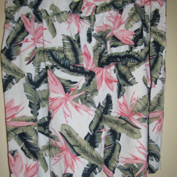 Hawaiin print shorts with pull string tie in front - size fits like an XXL - Picture 3 of 5